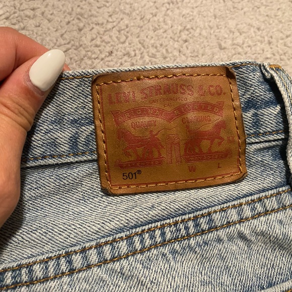 women’s LEVI shorts - Picture 3 of 5